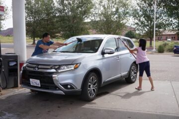 Bathe the car at the gas station