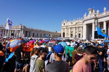 Tens of thousands of faithful await Pope